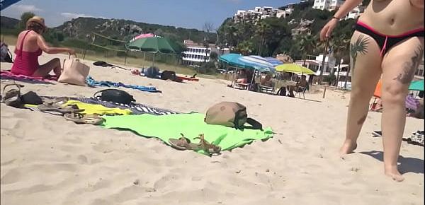  Voyeur filme une femme topless avec des énormes loches sur la plage